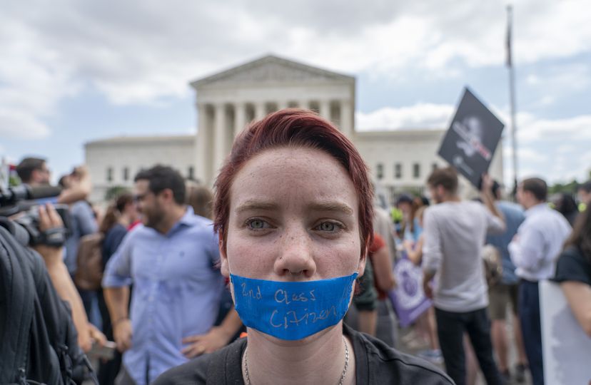 Mujer con tapabocas protestando por el aborto