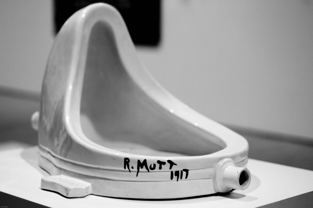 Fotografía de la replica de la fuente de Duchamp. pieza que marco la historia del arte y su relación con los objetos cotidianos.