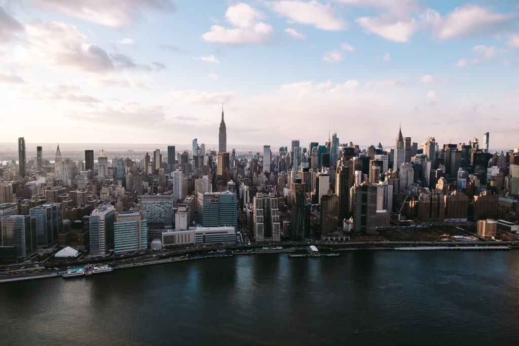 Vista panorámica de la ciudad de Nueva York, un destino ideal para visitar con amigos