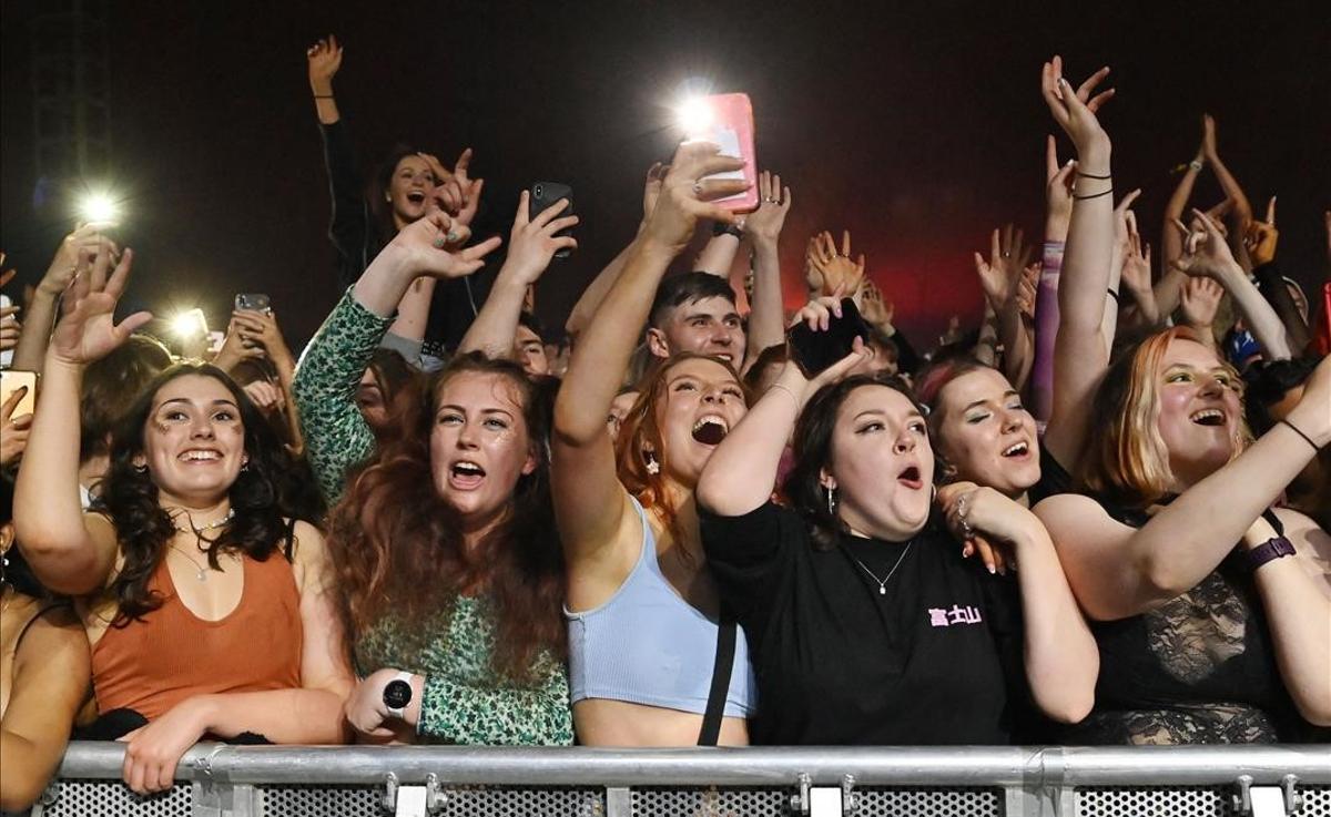 Fanáticos gritando en conciertos en vivo