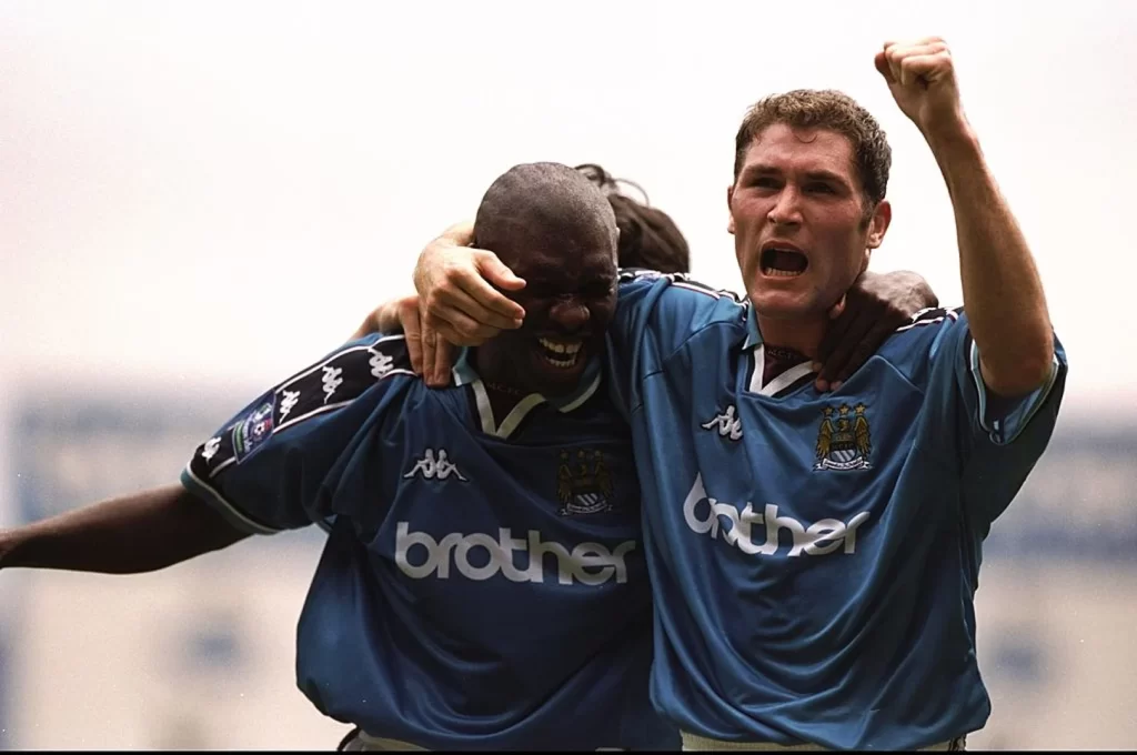 Shaun Goater celebrando el polémico gol