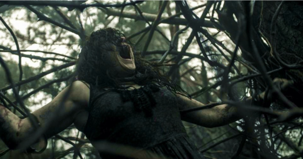 Mia (protagonizada por Jane Levy siendo atacada por la entidad)