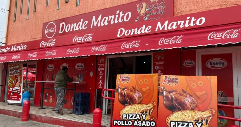 Fachada y logo, conformado por un completo, de "Donde Marito", Orompello 1115