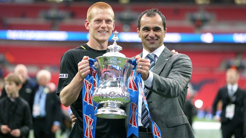 Ben Watson y Roberto Martínez levantando la FA Cup.