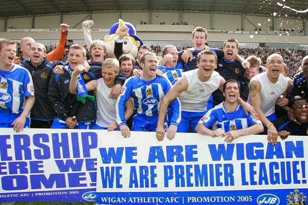 Parte del plantel de Wigan Athletic en 2005 celebrando el ansiado ascenso