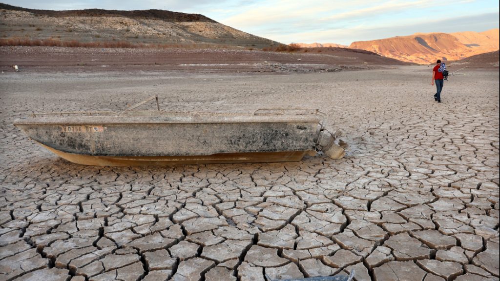 Una sección seca del embalse artificial más grande EE.UU, el lago Mead, donde los niveles de agua se están desplomando rápidamente. 