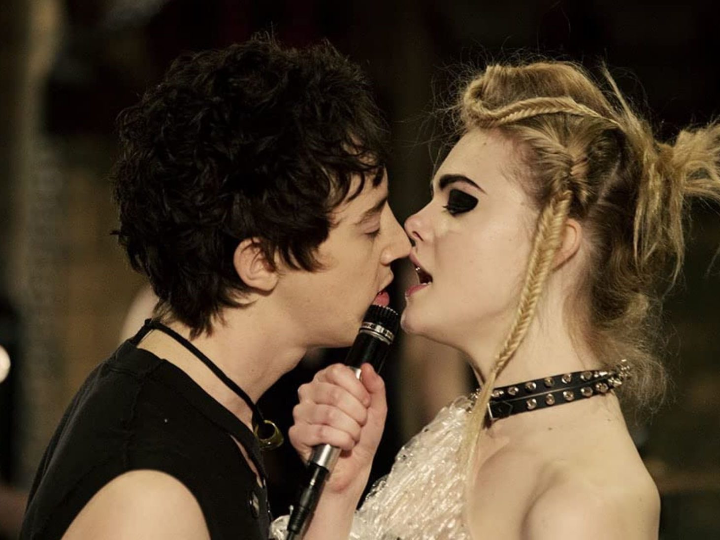 Elle Faning y Alex Sharp en 'How to talk to girls at parties' 