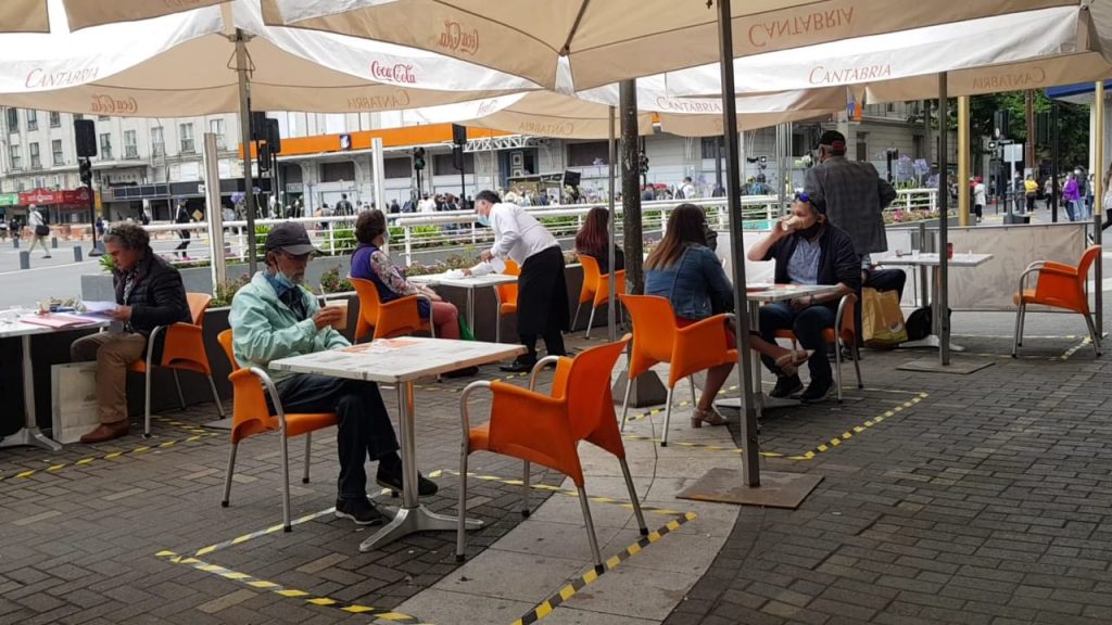 Terraza de Café Cantabria en Concepción.