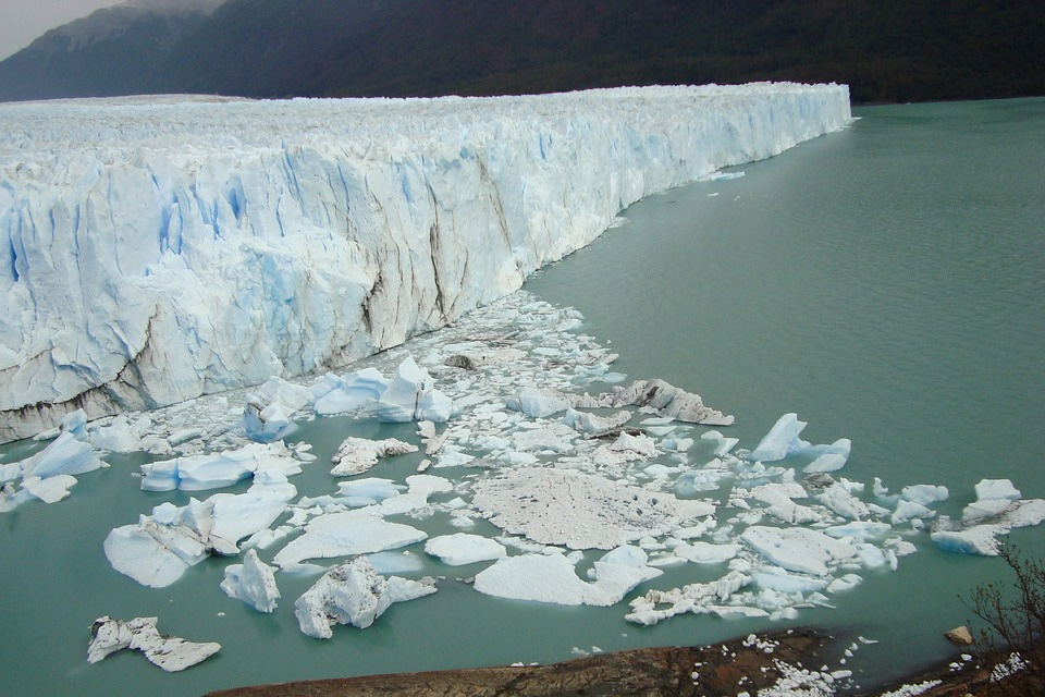 Thwaites, en la Antártida, se ha ganado el apodo del ‘glaciar del juicio final‘: su colapso podría significar un cambio drástico del nivel del mar y catástrofes e inundaciones por todo el planeta agravando los impactos del cambio climático.