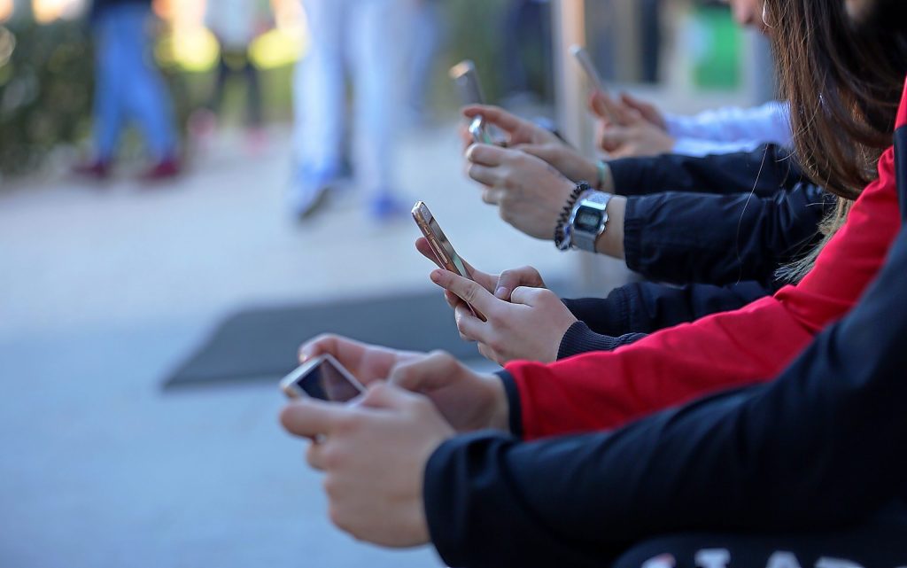 Personas con usando teléfonos 