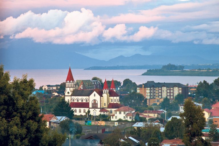 Postal de la ciudad de Puerto Varas en invierno.